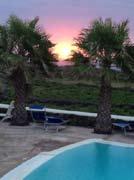 Lo spettacolo del tramonto è indescrivibile, il sole scende dietro le colline dell Africa, situazione ideale per un aperitivo a bordo piscina.