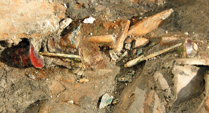 Addossate alle pareti del dolio e sotto l orlo crollato all interno sono stati rinvenuti i resti di un tessuto, R41, che pare conservare 13 Sempre in seguito della setacciatura delle terre di rogo