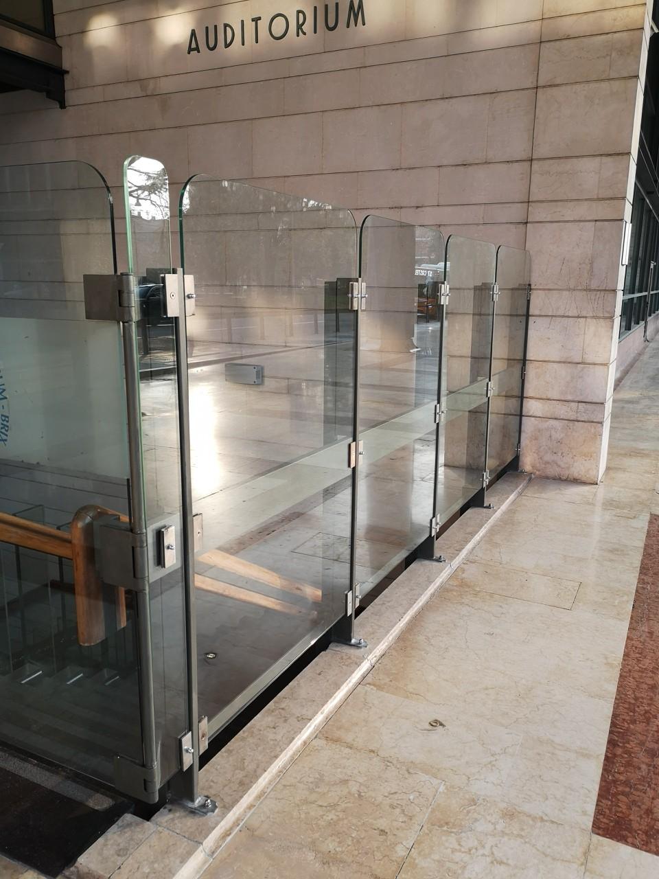 50/2016) Nei giorni 13 e 14 dicembre è intervenuto il fabbro che ha smontato tutte le lastre di vetro del parapetto dell'ingresso dell'auditorium della sede.