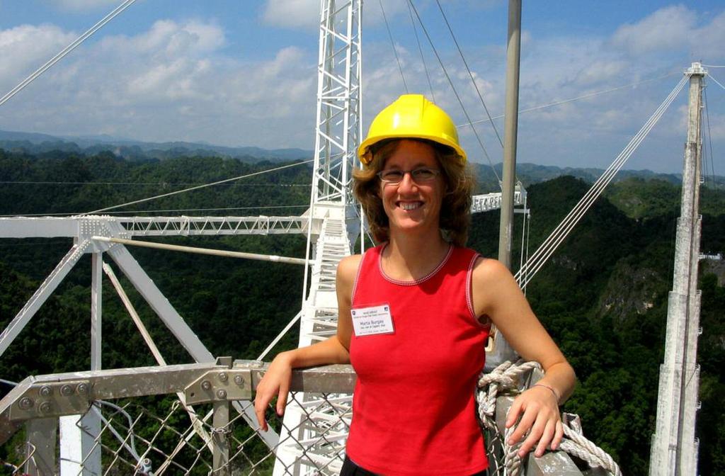 La dott.ssa Marta Burgay durante una visita al radiotelescopio di Arecibo, Puerto Rico.