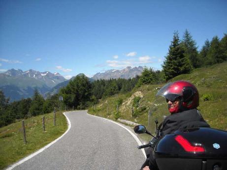 Questa salita è ben più impegnativa, una trentina di tornanti, strada molto stretta.