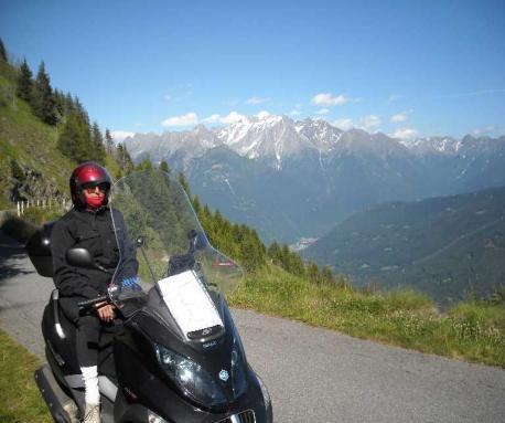 di strada stretta, in mezzo a boschi,