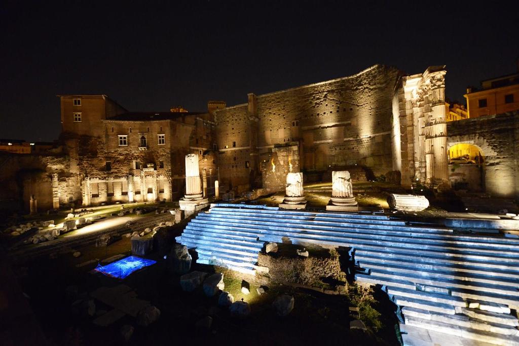 FORO DI AUGUSTO Ph Andrea Franceschini Il racconto del Foro di Augusto parte dai marmi ancora visibili nel Foro e, attraverso una multiproiezione di luci, immagini, filmati e animazioni, il racconto