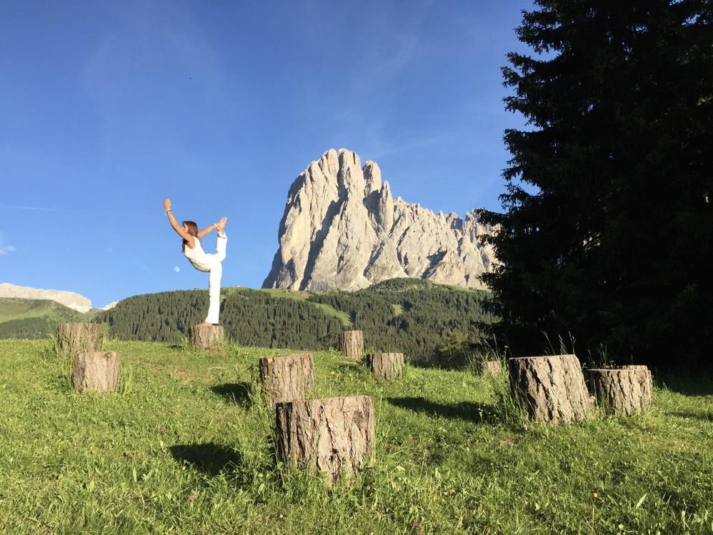 SIGNORE DELLA DANZA NATARAJASANA Durante il Percorso UNIKA angoli evocativi riequilibrano l elemento COSCIENZA o pensiero.