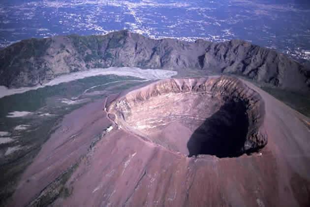 Vesuvio La sua attività inizia 35.000 anni fa. Il Vesuvio è un vulcano a riposo ma non spento. La sua eruzione più catastrofica nel 79 d.c., quando furono distrutte Pompei ed Ercolano.