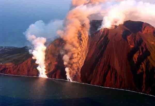 Stromboli E un vulcano esplosivo e le sue eruzioni