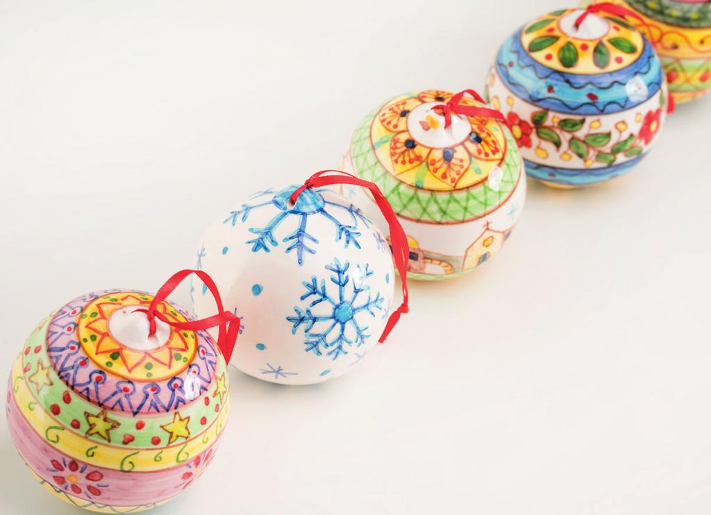 La donazione minima per ciascuna palla di Natale è 12 Caratteristiche Palle di Natale in ceramica (diametro 7 cm) dipinte a mano con varie decorazioni e colori* Spedizione Le spese di