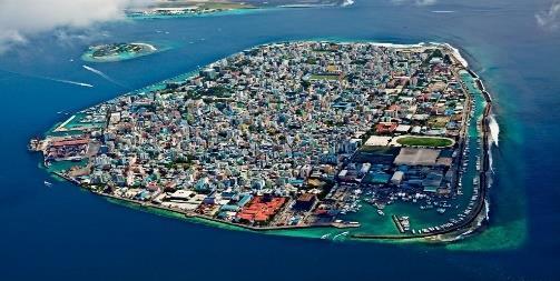 GIORNO 1 VOLO PER MALÈ Ritrovo in aeroporto e partenza dall Italia per Malé. Ritrovo in aeroporto e volo per Malé A bordo del volo GIORNO 2 MALÈ ISOLA THINADHOO (1,30 h in barca) Arrivo a Malé.