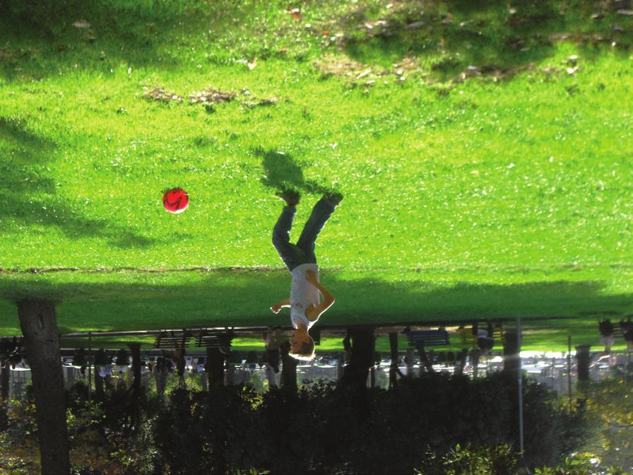 Alle ore 10,00 circa di sabato i bambini insieme con l assistente sociale si sono riuniti nel parco della Gioventù, nel centro della città di Tirana.