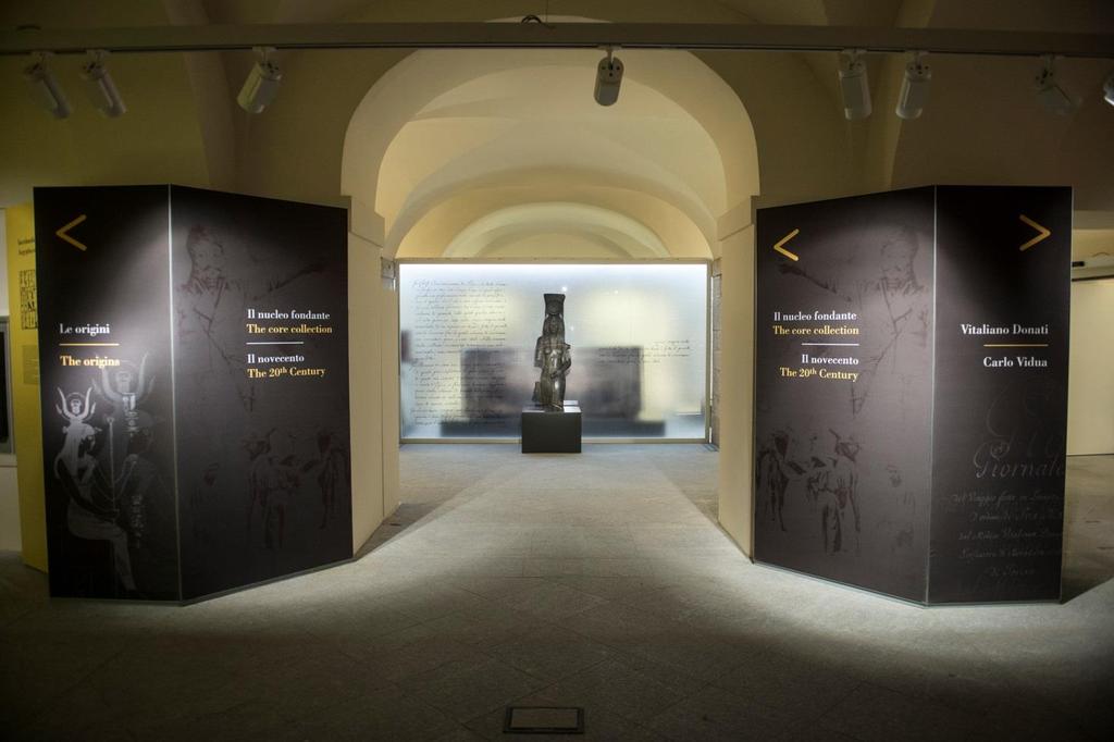 I primi ambienti sono dedicati alla storia del Museo Egizio: ci sono oggetti che riguardano la