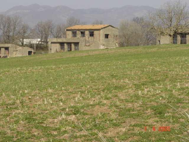 Nel comune di Sorano, ai margini dell abitato di S. Quirico in prossimità del podere S.