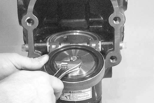 7. Installare l assemblaggio bullone/tenuta del bullone attraverso il disco premiguarnizione e il clapet.