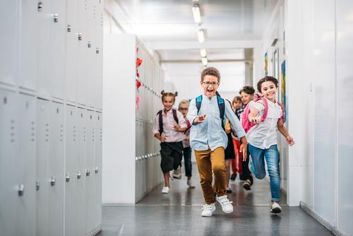 Se tu fossi il capo di tutte le scuole del mondo, quali compiti vorresti che i ragazzi e le ragazze facessero?