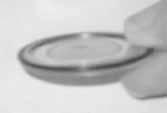 Installazione di coperchio della batteria ed anello di ritegno del coperchio Lubrificare leggermente il nuovo O-ring del coperchio* con grasso al silicone e posizionarlo sul bordo interno del