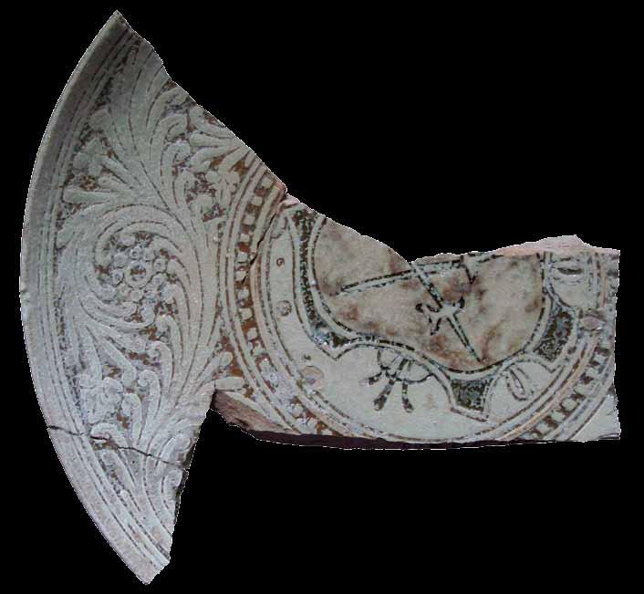 Grande scodella di ceramica ingobbiata e graffita a fondo ribassato con il decoro a tralcio frondoso intorno ad uno stemma.