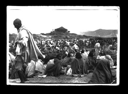 66 Le immagini raccontano scene di vita della popolazione autoctona: persone raccolte insieme durante i giorni di mercato, ritratti di donne etiopiche o i momenti di svago degli occupanti che