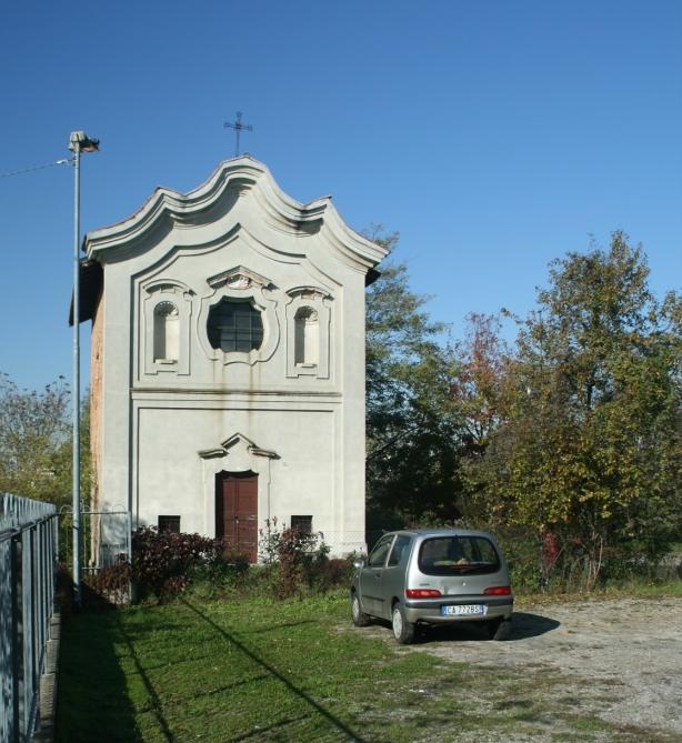 Il sistema dei servizi di scala urbana scoperto. La chiesa, nella sua struttura attuale, fu compiuta nel 1892 sotto il parroco Don Giovanni Daverio.