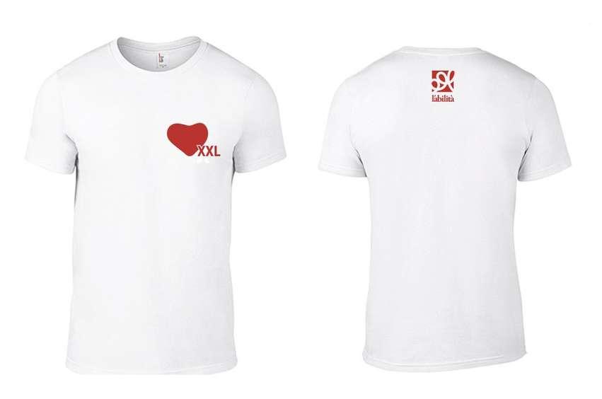 La t-shirt del cuore Da vent'anni, ci prendiamo cura del bambino con disabilità con tutto il cuore.