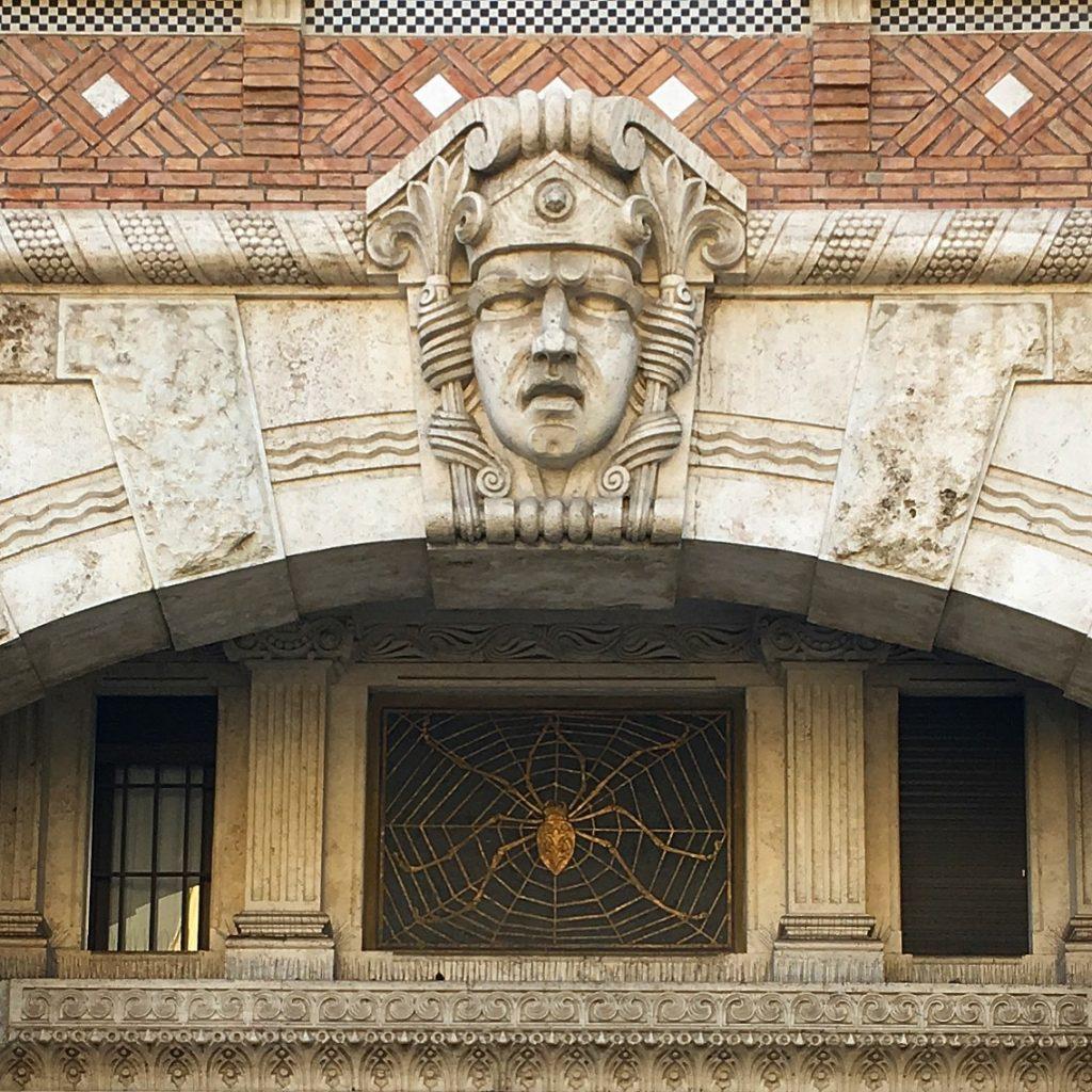 Il quartiere Coppedè a Roma, una lettura esoterica 14 Il mascherone sul Palazzo del Ragno (credits: treeaveller.