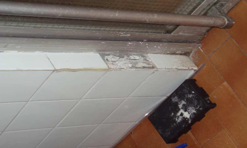 SCUOLA DELL INFANZIA ALICE mattonelle scollate nelle pareti della cucina piletta di scarico mal