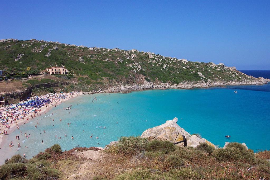 Origini recenti Accovacciata su un tavolato roccioso e affacciata sulle Bocche di Bonifacio, Santa Teresa di Gallura è il comune più a Nord della Sardegna.