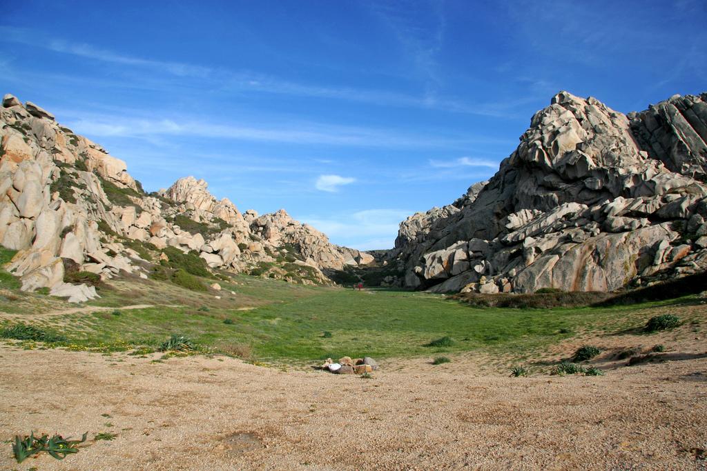 La suggestiva Valle della Luna nella penisola di Capo Testa http://goo.gl/tygz88 Più fortilizi che edifici religiosi Decisamente più recente è la Torre Longosarda, che ancora svetta nel paese.