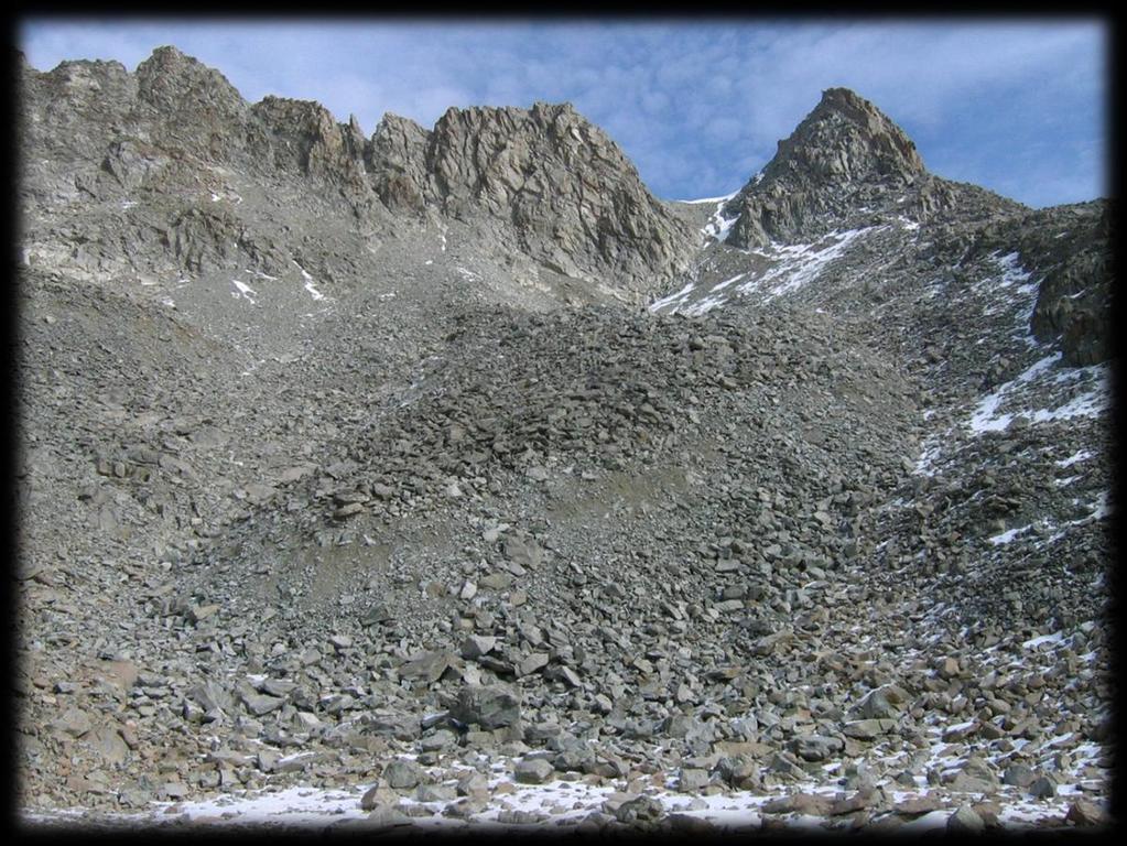 I rock glaciers: cosa sono Sono corpi geologici costituiti da ghiaccio e detrito sciolto cementati assieme (permafrost) Il ghiaccio può essere interstiziale (riempie i pori) o concentrato in lenti e