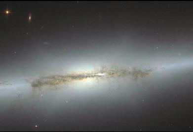 Figura 1.4: Sferoidi a scatola o nocciolina in due galassie a diversa inclinazione. A sinistra: NGC 4565. A destra: NGC 1300. sia classico, mentre uno sferoide blu non è detto che sia a disco.