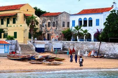 Giorno 8 : Venerdì 04 Maggio Lago Rosa/Isola di Gorée/Dakar (Dak Art) Dopo la colazione trasferimento al molo di Dakar dove prenderemo il traghetto per l ISOLA DI GOREE.