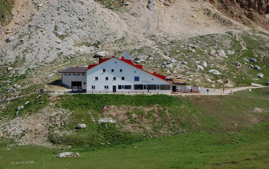 ampliamento del rifugio Alpe di Tires, 2440 m s.l.m Committente: