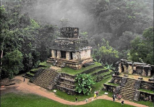 Le rovine di Palenque, tra le 4 più importanti del mondo Maya, offre una interessante escursione culturale e naturalistica.
