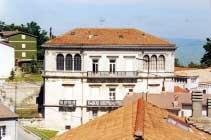 Nel centro storico si notano numerosi edifici gentilizi: Buldo, Marchesale, Santoro, Tullio
