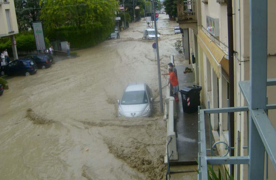 PROBLEMATICA IDRAULICA LEGATA ALL ESPANSIONE URBANISTICA La progressiva urbanizzazione e lo sviluppo edilizio avvenuti negli ultimi decenni stanno causando un aumento degli eventi rovinosi di piena