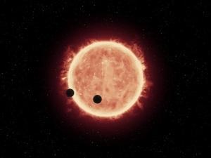 TRAPPIST-1 è poco più grande di Giove e i pianeti scoperti gli orbitano intorno in modo molto simile ai satelliti del nostro gigante gassoso. Le stelle nane hanno anche alcuni problemini.