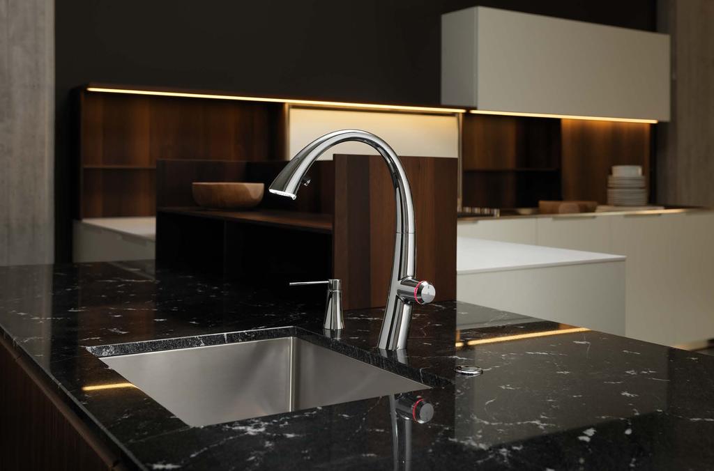 DESIGN Che si tratti di rubinetti o di lavelli, con KWC ZOE la cucina diventa un posto da designer.