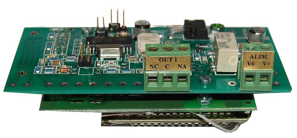 GSM SIMPLE SMS Il dispositivo è composto da un modem TC35 che utilizza la rete GSM e da un'interfaccia gestita da un microcontrollore.