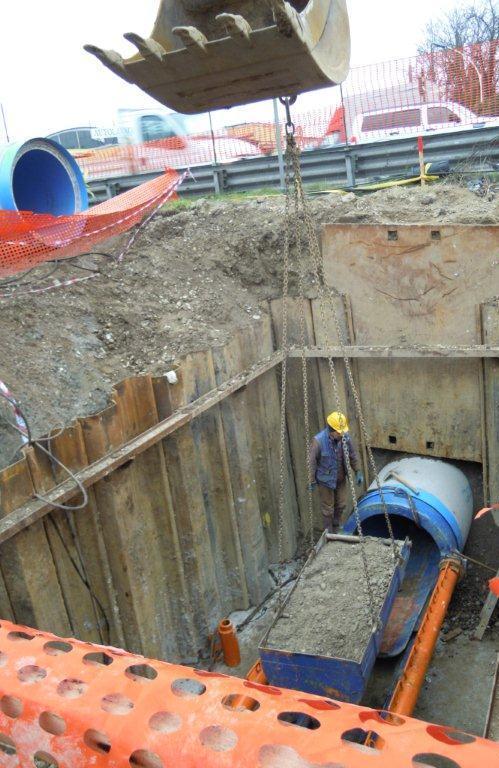 IL MICROTUNNELING Microtunneling nuova tecnologia no-dig per posare diversi metri di tubi passando sotto a viale Lombardia/via per Imbersago senza rompere il manto stradale e quindi senza