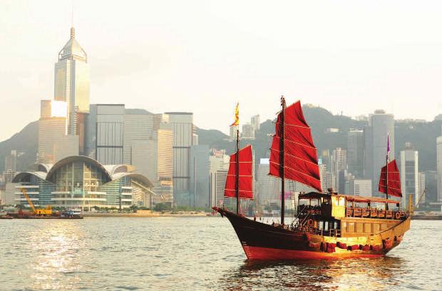 guida in italiano 70 Crociera serale intorno a Victoria Harbour accompagnata dal più grande spettacolo di suoni e luci al mondo: lo show di 33 luci che illuminano in sequenza la skyline di Hong Kong