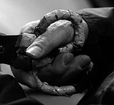 artigianalità L aspetto vissuto delle borse Campomaggi è frutto della cosiddetta tecnica del tinto in capo e di un forte ingrediente umano: sono mani agili ed esperte, gesti sicuri a dare vita alle