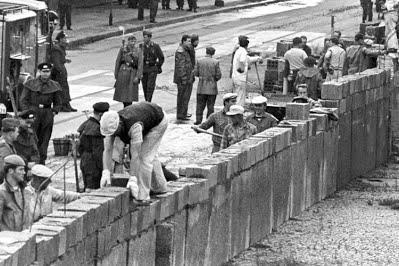 IL MURO DI BERLINO 13 agosto 1961 I Sovietici costruirono a