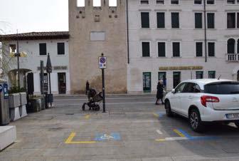 Manin dove si trova anche uno stallo riservato alle persone con disabilità (Foto 14). Il fondo è regolare ed omogeneo, in piano, in lastre di pietra.