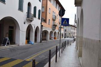 e raggiungere Piazza del Popolo è necessario svoltare a sinistra sotto la parte iniziale dei portici di via Mazzini e attraversare la strada in corrispondenza dell attraversamento su asfalto