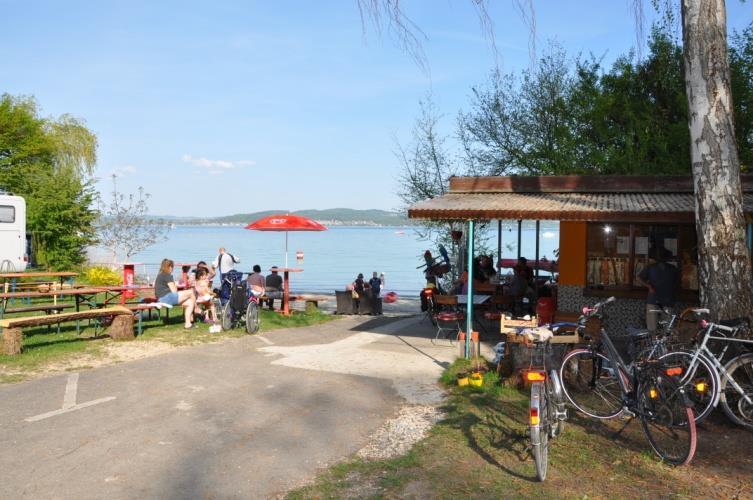 Dopo aver sistemato il camper ci prepariamo per il barbecue e ci godiamo una serata in relax in mezzo alla natura e con vista lago.