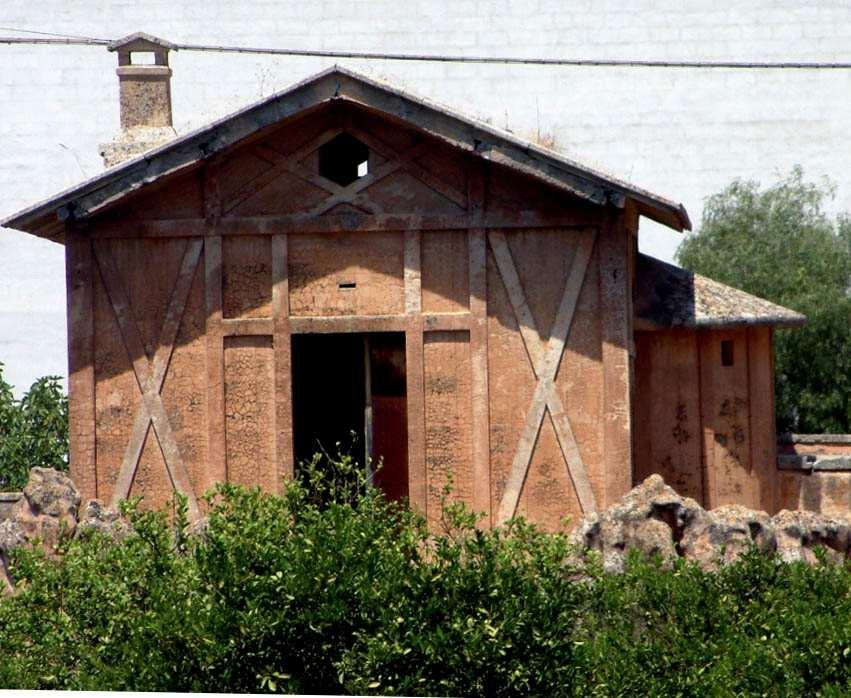 4.3 Casa Rossa La Casa rossa è sempre stata di pertinenza del Castello o Casa Baronale, solo da qualche anno ha cambiato proprietari.