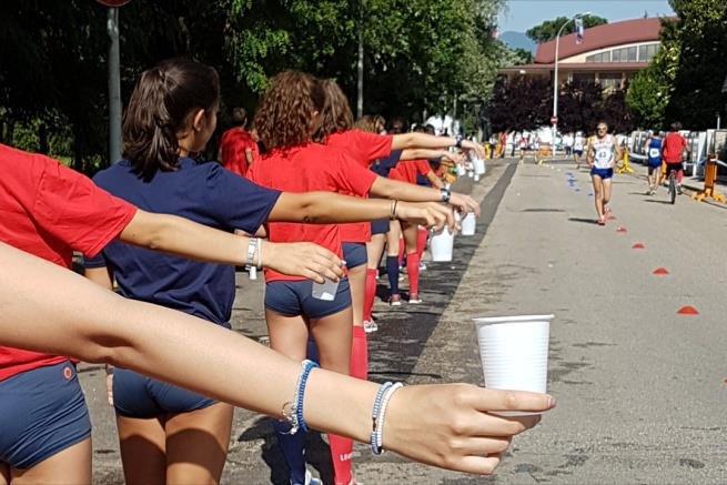 ACQUA SPUGNAGGIO RIFORNIMENTI In nessun caso gli addetti ai rifornimenti possono entrare nel percorso o correre a fianco degli