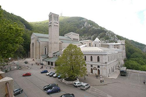 Avellino. Era questa una strada che, attraverso boschi di castagni e di noccioli, si inerpicava verso la montagna percorrendo la via dei pellegrini.