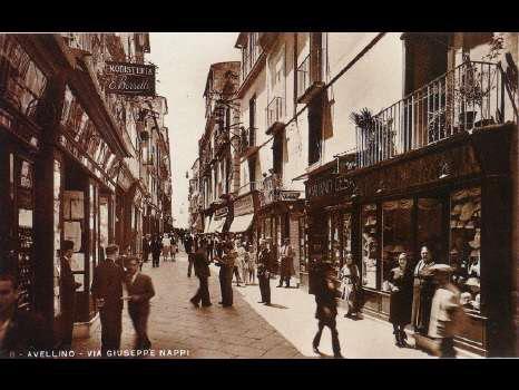 affacciavano due file di palazzine, vagamente riflettenti l edilizia di modello neoclassico in auge in quel particolare periodo di fine anni 1920.