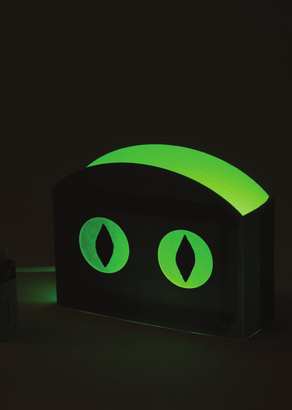 INVENZIONE 01 CREEPY EYEBALLS INVENTA UNO SPAVENTOSO AMICO che si illumina di verde ogni volta che sente un rumore.