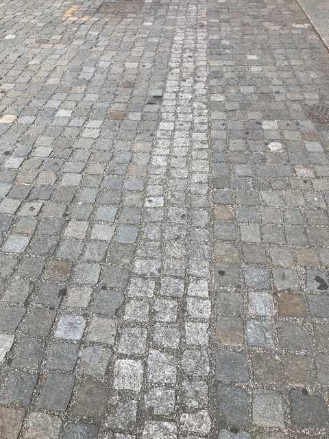 Foto 7: Pavimentazione in cubetti di Luserna 10/10 con inserimento di cubetti di granito di Montorfano 10/10 Fatta salva la posizione degli attuali marciapiedi delimitati verso il lato strada da
