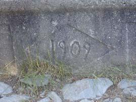 cemento e dalla tubazione di adduzione dell'acqua inserita in un pilastrino di calcestruzzo. Su un fianco riporta la seguente data: 1909.